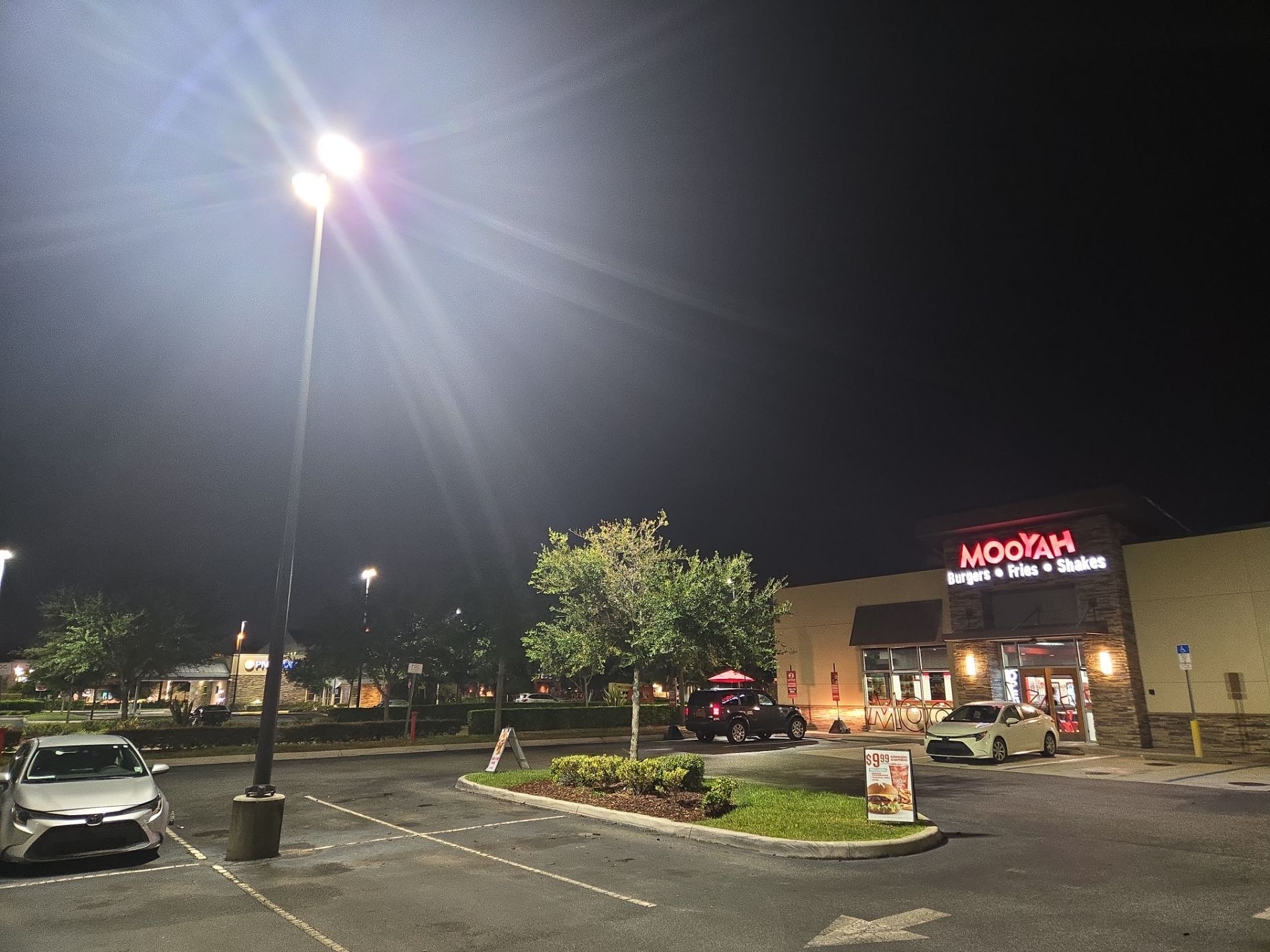 Light Pole in front of Mooyah